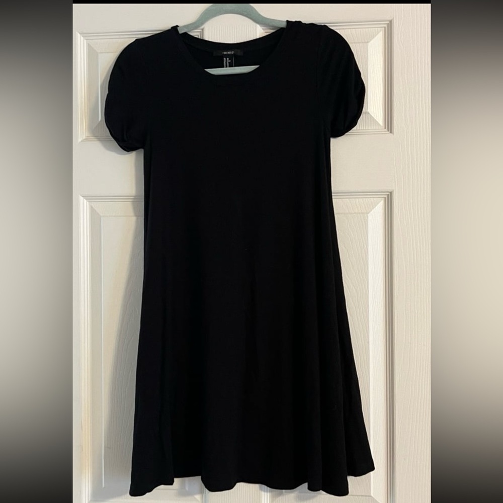 Black short sleeve flowy dress